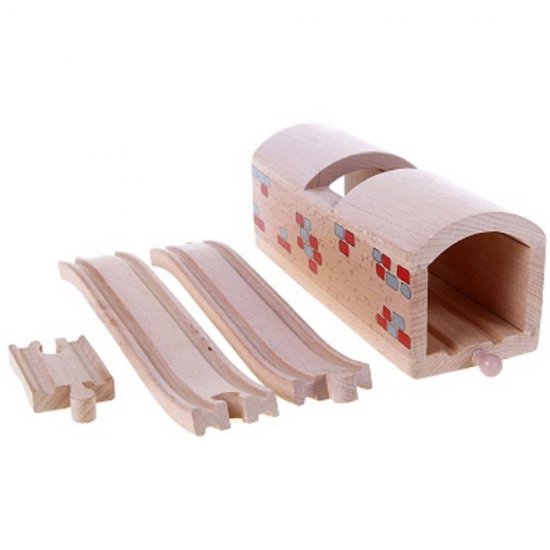 Дървен тунел с релса за пресичане за влакче